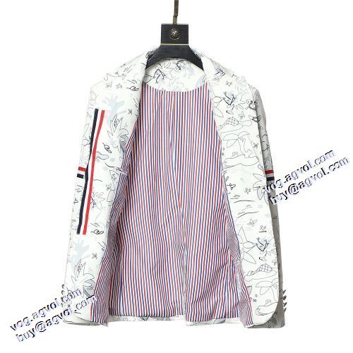 2021秋冬 トムブラウンコピー ブランド ブルゾン トムブラウン THOM BROWNE 大絶賛の履き心地! スナップ止め仕様 高級感漂わせる