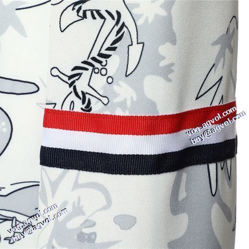 2021秋冬 トムブラウンコピー ブランド ブルゾン トムブラウン THOM BROWNE 大絶賛の履き心地! スナップ止め仕様 高級感漂わせる