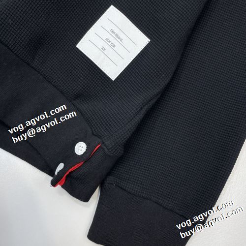 トムブラウン THOM BROWNE 2021秋冬 トムブラウン偽物ブランド 人気ブランド ジャージセット 風合いの出る オシャレロゴパーカー