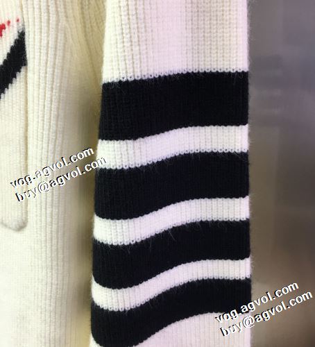 セーター 2色可選 海外セレブ愛用 2021秋冬 トムブラウン THOM BROWNE トムブラウンスーパーコピー 代引 ハリのある タートルネックのセーター