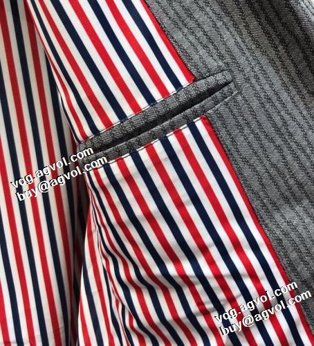スーツ レジャー 2021秋冬 トムブラウン THOM BROWNE トムブラウンブランドコピー 極上の着心地 テーラードジャケット 高級感漂わせる