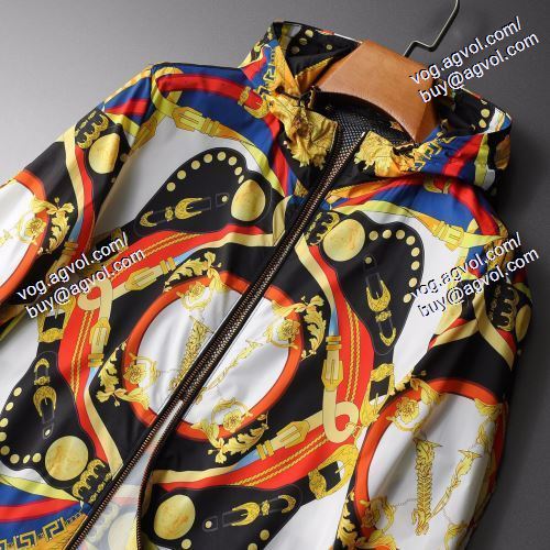 VERSACEコピー ヴェルサーチVERSACE 一味違うケーブル編みが魅力満点 2021春夏 フード付きコート おしゃれな装い