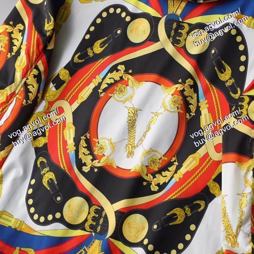 VERSACEコピー ヴェルサーチVERSACE 一味違うケーブル編みが魅力満点 2021春夏 フード付きコート おしゃれな装い