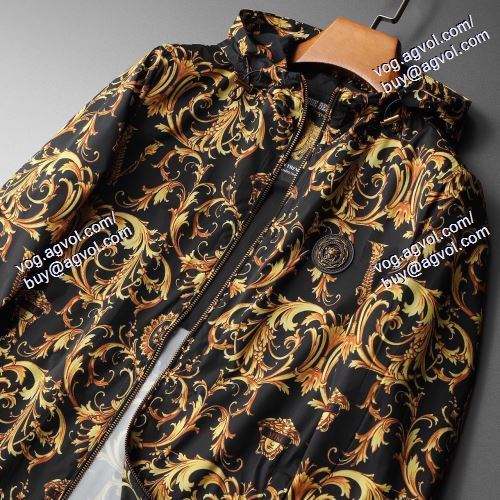 ヴェルサーチVERSACE フード付きコート おしゃれな装い 2021春夏 VERSACEブランド コピー 高級感演出