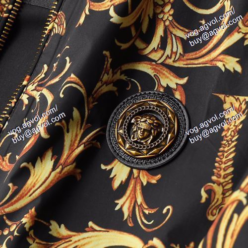 ヴェルサーチVERSACE フード付きコート おしゃれな装い 2021春夏 VERSACEブランド コピー 高級感演出