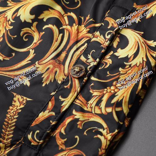 ヴェルサーチVERSACE フード付きコート おしゃれな装い 2021春夏 VERSACEブランド コピー 高級感演出