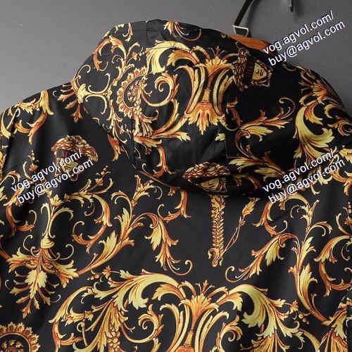 ヴェルサーチVERSACE フード付きコート おしゃれな装い 2021春夏 VERSACEブランド コピー 高級感演出