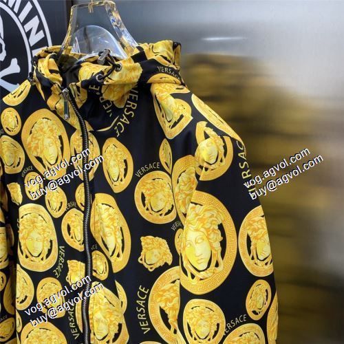 コート 高級感漂わせる 2021秋冬 ヴェルサーチVERSACE セットアップ上下 堪能できるコートヴェルサーチスーパーコピー