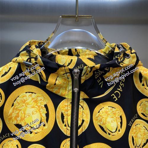 コート 高級感漂わせる 2021秋冬 ヴェルサーチVERSACE セットアップ上下 堪能できるコートヴェルサーチスーパーコピー