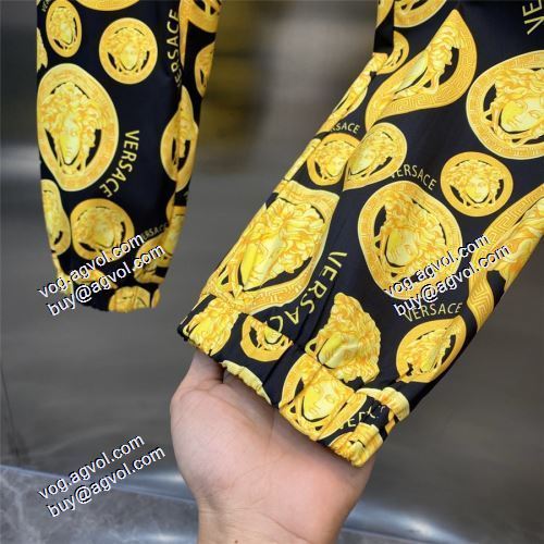 コート 高級感漂わせる 2021秋冬 ヴェルサーチVERSACE セットアップ上下 堪能できるコートヴェルサーチスーパーコピー