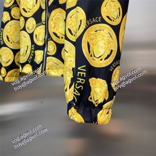 コート 高級感漂わせる 2021秋冬 ヴェルサーチVERSACE セットアップ上下 堪能できるコートヴェルサーチスーパーコピー