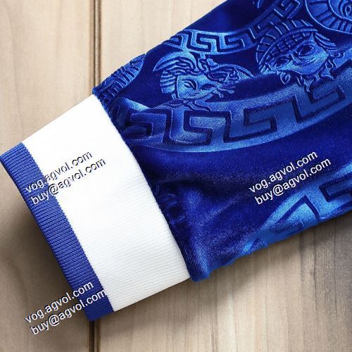 セットアップ上下 人目を惹くデザイン 2色可選 2021秋冬 ヴェルサーチVERSACE 飽きのこないデザイン ヴェルサーチコピー ブランド