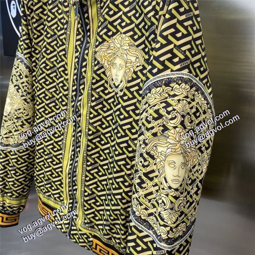 2021秋冬 秋のお出かけに最適 ヴェルサーチコピーブランド ヴェルサーチVERSACE エレガントな装い 高級感漂わせる セットアップ上下
