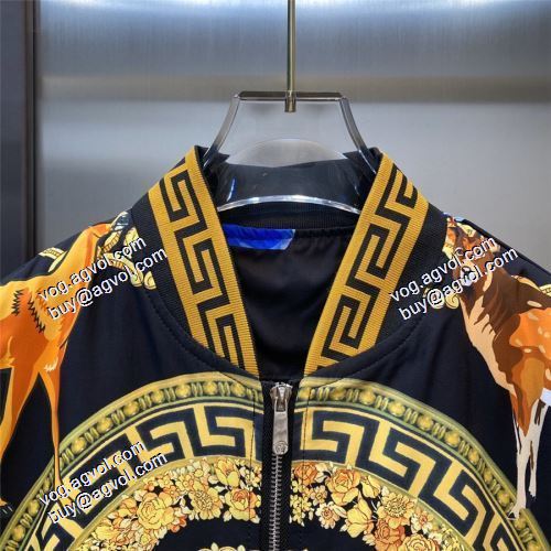 ヴェルサーチ偽物ブランド 耐久性に優れ 2021秋冬 ヴェルサーチVERSACE セットアップ上下 コート オリジナルプリント