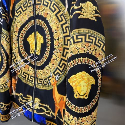 ヴェルサーチ偽物ブランド 耐久性に優れ 2021秋冬 ヴェルサーチVERSACE セットアップ上下 コート オリジナルプリント