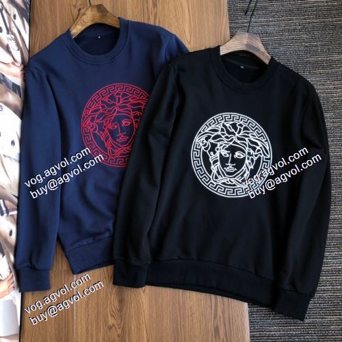 プルオーバーパーカー 絶大な人気を誇る 2色可選 2021秋冬 オシャレロゴパーカー ヴェルサーチVERSACE ヴェルサーチスーパーコピー 秋の定番