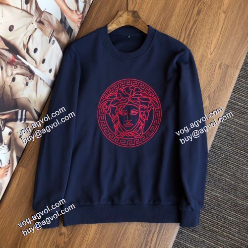 プルオーバーパーカー 絶大な人気を誇る 2色可選 2021秋冬 オシャレロゴパーカー ヴェルサーチVERSACE ヴェルサーチスーパーコピー 秋の定番