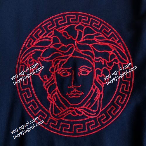 プルオーバーパーカー 絶大な人気を誇る 2色可選 2021秋冬 オシャレロゴパーカー ヴェルサーチVERSACE ヴェルサーチスーパーコピー 秋の定番