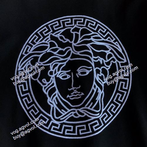プルオーバーパーカー 絶大な人気を誇る 2色可選 2021秋冬 オシャレロゴパーカー ヴェルサーチVERSACE ヴェルサーチスーパーコピー 秋の定番