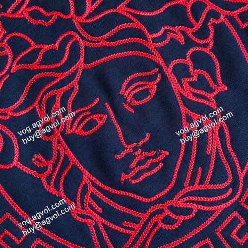 プルオーバーパーカー 絶大な人気を誇る 2色可選 2021秋冬 オシャレロゴパーカー ヴェルサーチVERSACE ヴェルサーチスーパーコピー 秋の定番