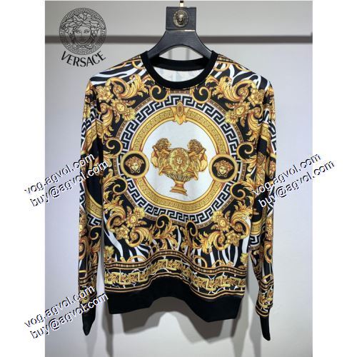 プルオーバーパーカー おしゃれさ抜群パーカ 迷彩総柄 2021秋冬 ヴェルサーチVERSACE プリントパーカ ヴェルサーチスーパーコピー 激安 高級感を備えている