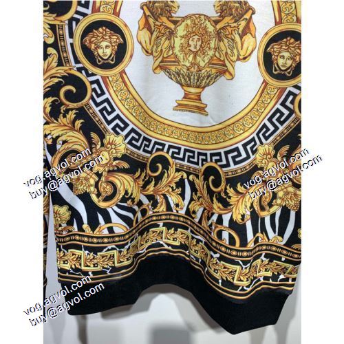 プルオーバーパーカー おしゃれさ抜群パーカ 迷彩総柄 2021秋冬 ヴェルサーチVERSACE プリントパーカ ヴェルサーチスーパーコピー 激安 高級感を備えている