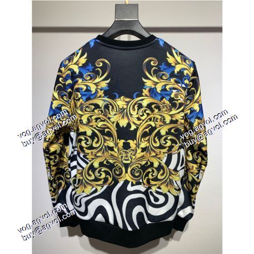 圧倒的な高級感 2021秋冬 ジップパーカー 迷彩総柄 ヴェルサーチVERSACE プルオーバーパーカー ヴェルサーチコピーブランド オシャレロゴパーカー