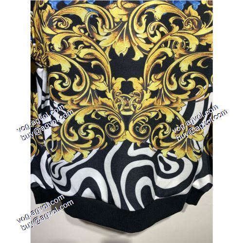 圧倒的な高級感 2021秋冬 ジップパーカー 迷彩総柄 ヴェルサーチVERSACE プルオーバーパーカー ヴェルサーチコピーブランド オシャレロゴパーカー