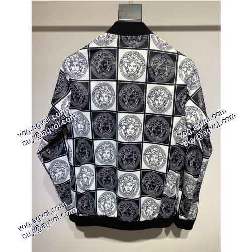 流行り ブルゾン 堪能できるコート ヴェルサーチブランドスーパーコピー 高級感漂わせる 花プリントデザインジャケット 2021秋冬 ヴェルサーチVERSACE