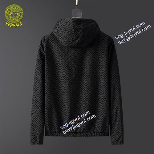 2021秋冬 ヴェルサーチVERSACE ヴェルサーチブランド コピー 著名人の着用 ブルゾン コート シンプルなデザイン フード付きコート