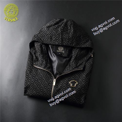 2021秋冬 ヴェルサーチVERSACE ヴェルサーチブランド コピー 著名人の着用 ブルゾン コート シンプルなデザイン フード付きコート