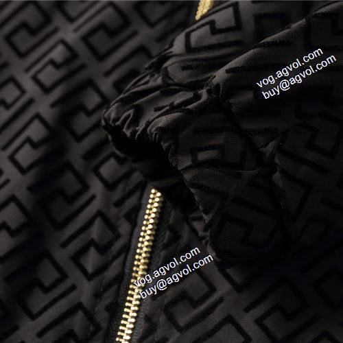 2021秋冬 ヴェルサーチVERSACE ヴェルサーチブランド コピー 著名人の着用 ブルゾン コート シンプルなデザイン フード付きコート