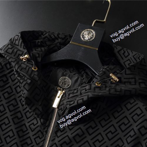 2021秋冬 ヴェルサーチVERSACE ヴェルサーチブランド コピー 著名人の着用 ブルゾン コート シンプルなデザイン フード付きコート