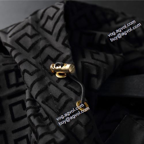 2021秋冬 ヴェルサーチVERSACE ヴェルサーチブランド コピー 著名人の着用 ブルゾン コート シンプルなデザイン フード付きコート