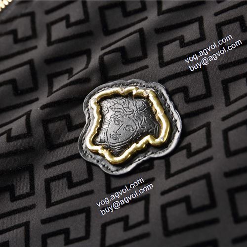 2021秋冬 ヴェルサーチVERSACE ヴェルサーチブランド コピー 著名人の着用 ブルゾン コート シンプルなデザイン フード付きコート