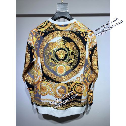 2021秋冬 ヴェルサーチVERSACE ヴェルサーチブランド コピー 最安値に挑戦 総柄 プルオーバーパーカー 存在感のある
