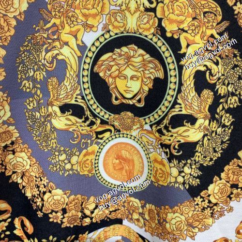 2021秋冬 ヴェルサーチVERSACE ヴェルサーチブランド コピー 最安値に挑戦 総柄 プルオーバーパーカー 存在感のある