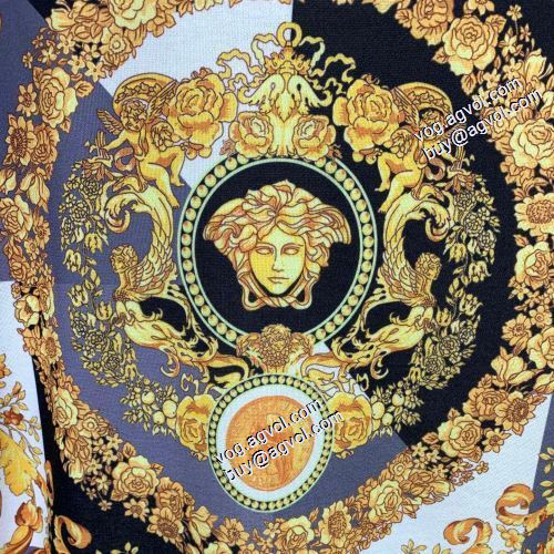 2021秋冬 ヴェルサーチVERSACE ヴェルサーチブランド コピー 最安値に挑戦 総柄 プルオーバーパーカー 存在感のある