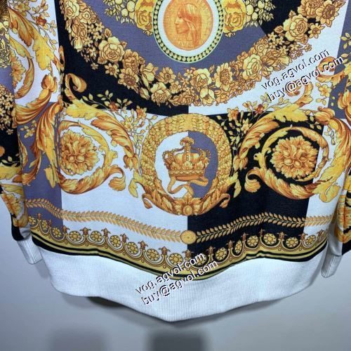 2021秋冬 ヴェルサーチVERSACE ヴェルサーチブランド コピー 最安値に挑戦 総柄 プルオーバーパーカー 存在感のある