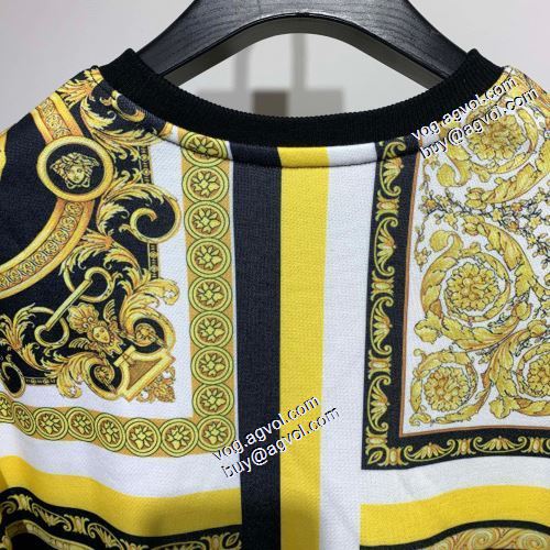 リブ付 スタイリッシュ プルオーバーパーカー 2021秋冬 ヴェルサーチスーパーコピー ヴェルサーチVERSACE 人気販売中 秋着用