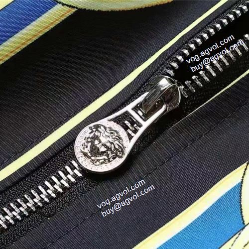高品質 人気 適度な厚 2021秋冬 ヴェルサーチスーパーコピー ヴェルサーチVERSACE ブルゾン こだわりのコート 人目を惹くデザイン