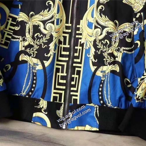 高品質 人気 適度な厚 2021秋冬 ヴェルサーチスーパーコピー ヴェルサーチVERSACE ブルゾン こだわりのコート 人目を惹くデザイン