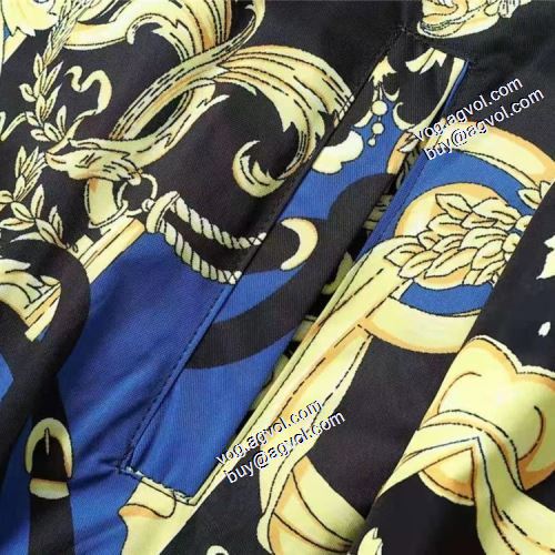 高品質 人気 適度な厚 2021秋冬 ヴェルサーチスーパーコピー ヴェルサーチVERSACE ブルゾン こだわりのコート 人目を惹くデザイン
