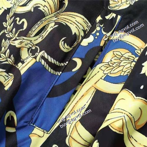高品質 人気 適度な厚 2021秋冬 ヴェルサーチスーパーコピー ヴェルサーチVERSACE ブルゾン こだわりのコート 人目を惹くデザイン