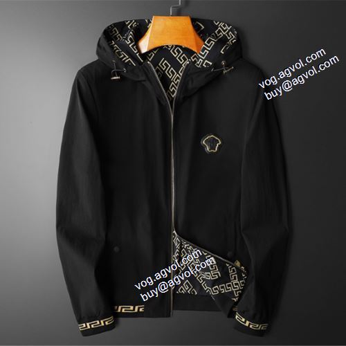 2021秋冬 ヴェルサーチブランドスーパーコピー ヴェルサーチVERSACE 高級感ある ブルゾン 防寒機能ある フード付きコート