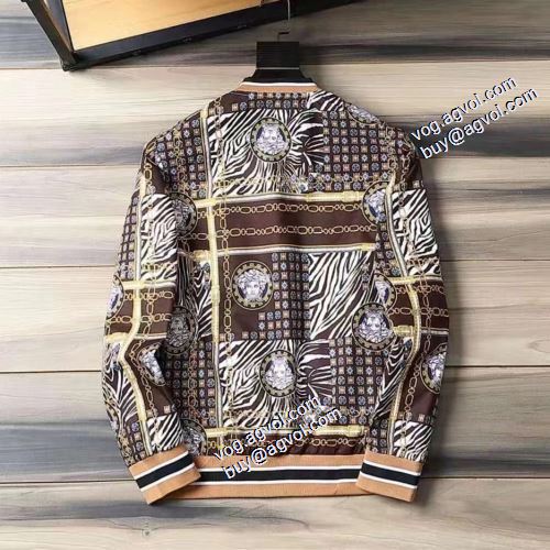 堪能できるコート 綺麗に決まるフォルム！ ヴェルサーチブランド コピー 2021秋冬 ヴェルサーチVERSACE ブルゾン ジャケット ノーカラーコート
