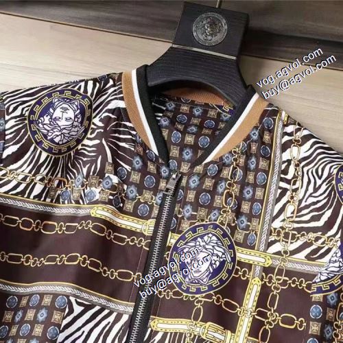 堪能できるコート 綺麗に決まるフォルム！ ヴェルサーチブランド コピー 2021秋冬 ヴェルサーチVERSACE ブルゾン ジャケット ノーカラーコート