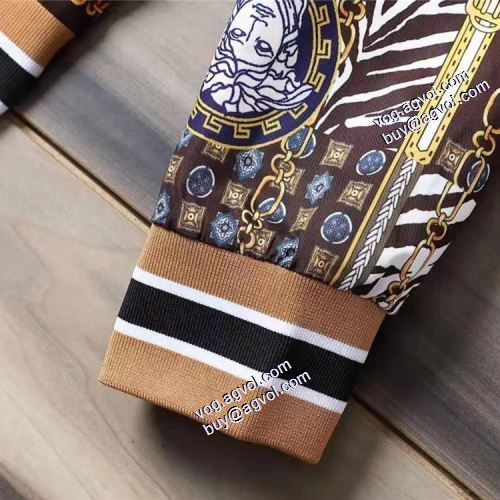 堪能できるコート 綺麗に決まるフォルム！ ヴェルサーチブランド コピー 2021秋冬 ヴェルサーチVERSACE ブルゾン ジャケット ノーカラーコート