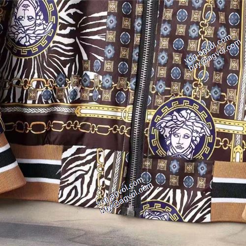 堪能できるコート 綺麗に決まるフォルム！ ヴェルサーチブランド コピー 2021秋冬 ヴェルサーチVERSACE ブルゾン ジャケット ノーカラーコート