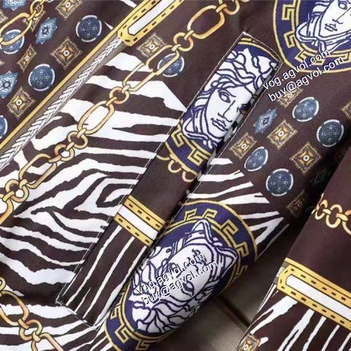 堪能できるコート 綺麗に決まるフォルム！ ヴェルサーチブランド コピー 2021秋冬 ヴェルサーチVERSACE ブルゾン ジャケット ノーカラーコート